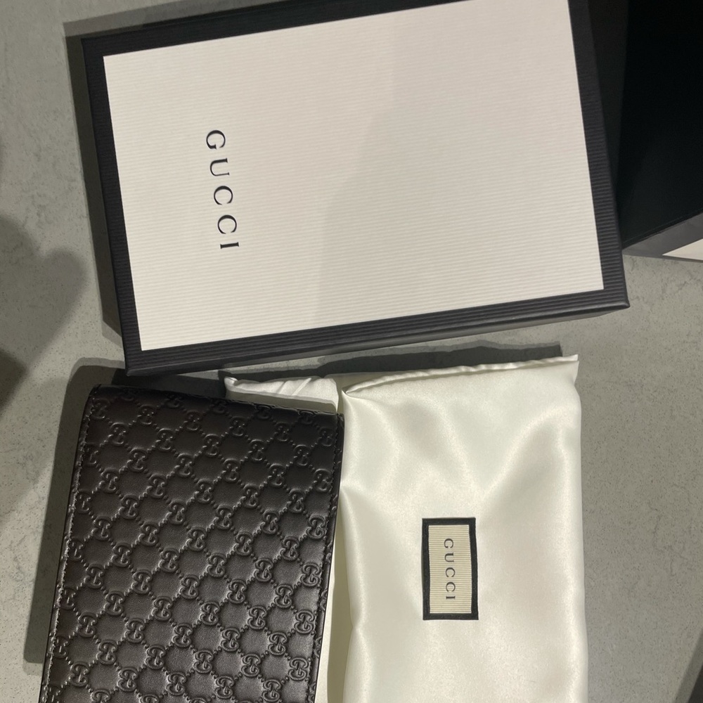 Men’s Gucci bifold wallet